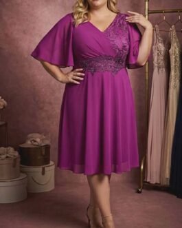 Plus Size Κρουαζέ Cocktail Φόρεμα με Κέντημα & Αέρινο Μανίκι – Elegant Occasion Dress